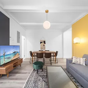 Apartment Modern And Cozy 4 Bedrooms Sleep 12, Montreal